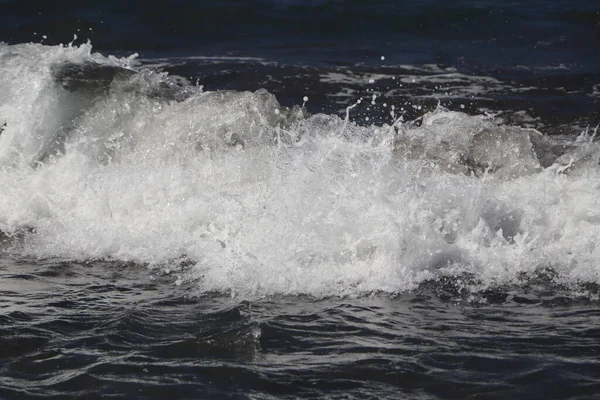 Olas Que Estrellan Sobre Arena Negra Rocas Una Playa Tener —  Fotos de Stock