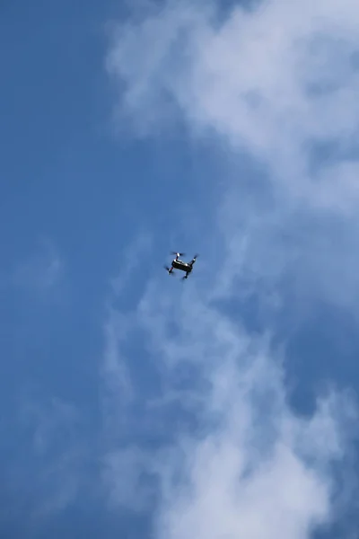 Drohne Kreist Durch Den Klaren Blauen Himmel Teneriffas — Stockfoto