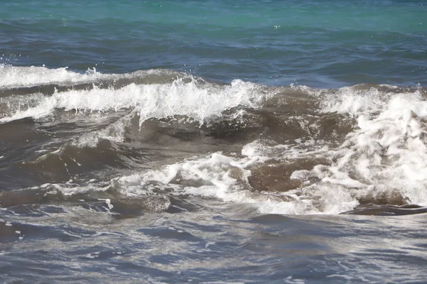 Onde Che Infrangono Sulla Sabbia Nera Rocce Una Spiaggia Tener — Foto Stock