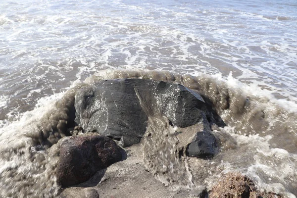 해변의 모래와 위에서 부서지는 — 스톡 사진