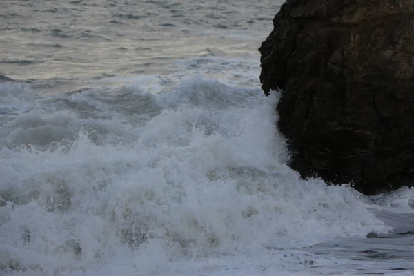 서해안의 콘월에 만에서 대서양의 폭풍이 부서지면서 바위와 모래를 — 스톡 사진