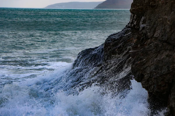 Atlantic Storm Waves Crashing Washing Rocks Sand Carlyon Bay Beach — Stock Photo, Image