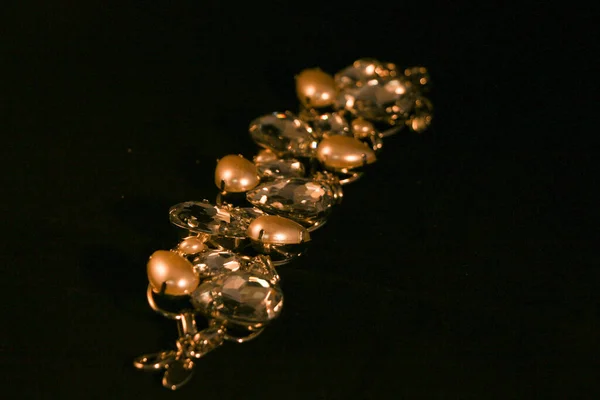 Braccialetto Bejeweled Ritrarre Luce Scintillante Mentre Circondato Dal Buio — Foto Stock