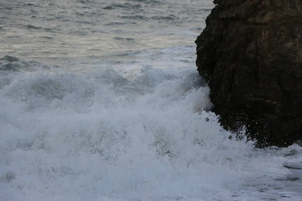 Atlanti Vihar Hullámok Zuhannak Mossák Köveket Homokot Carlyon Öbölben Cornwallban — Stock Fotó