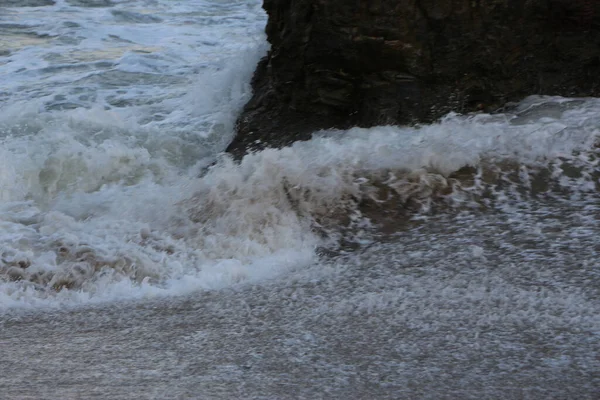 Atlanti Vihar Hullámok Zuhannak Mossák Köveket Homokot Carlyon Öbölben Cornwallban — Stock Fotó