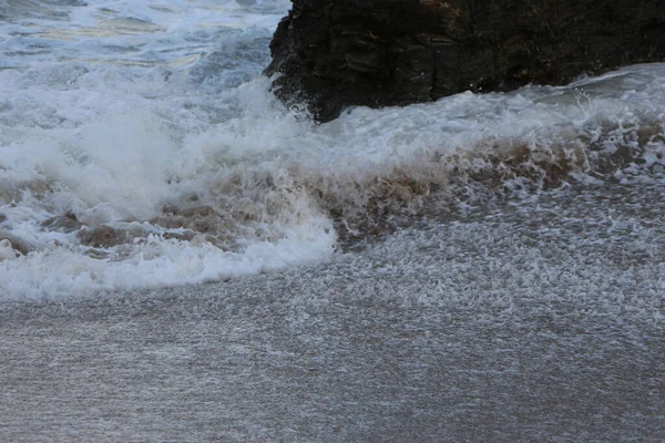 Atlantische Stormgolven Storten Neer Spoelen Rotsen Zand Het Carlyon Bay — Stockfoto