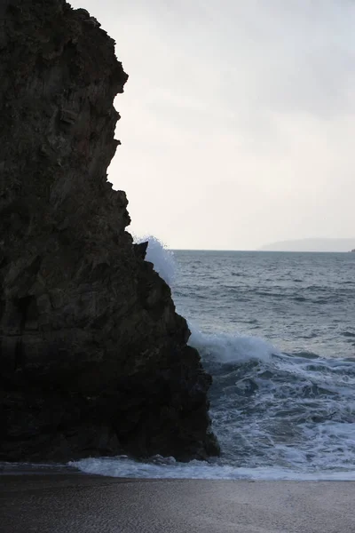 Atlantische Sturmwellen Brechen Auf Und Spülen Über Felsen Und Sand — Stockfoto