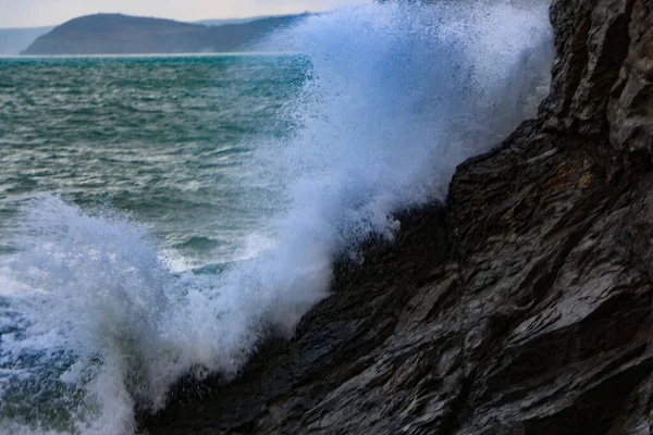 Atlantische Sturmwellen Brechen Auf Und Spülen Über Felsen Und Sand — Stockfoto