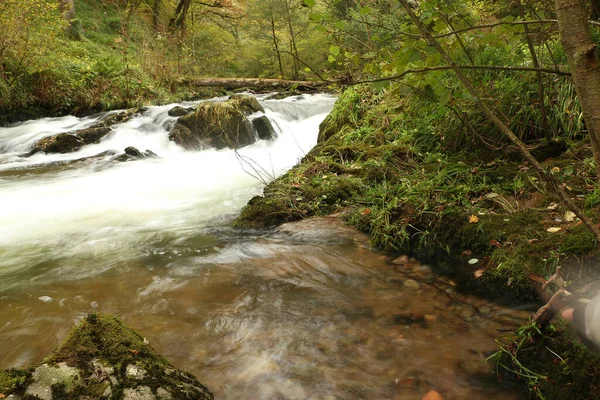 Herbstliches Wasser Das Die Stromschnellen Des Flusses Lyn Hinunterfließt Während — Stockfoto
