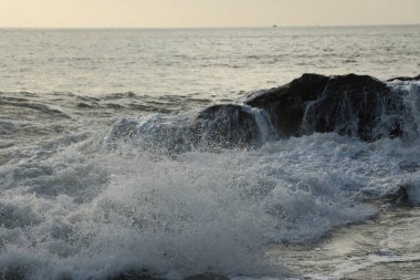 Dalgalar kayaların üzerinden geçip St. Austell, Cornwall, İngiltere 'nin dışındaki Carlyon Körfezi sahiline çarpıyor. Atlantik Okyanusu' ndaki fırtınanın ardından.
