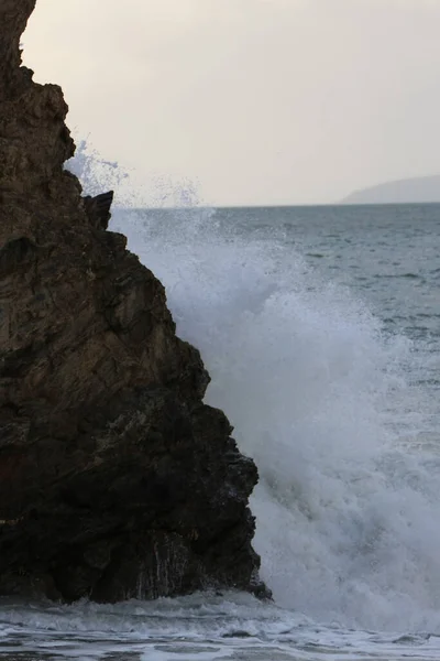 Atlantic Storm Waves Crashing Washing Rocks Sand Carlyon Bay Beach — Stock Photo, Image