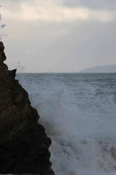 Atlantische Sturmwellen Brechen Auf Und Spülen Über Felsen Und Sand — Stockfoto