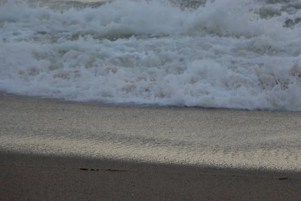 Ondas Tempestade Atlântica Cair Lavar Sobre Rochas Areia Praia Baía — Fotografia de Stock