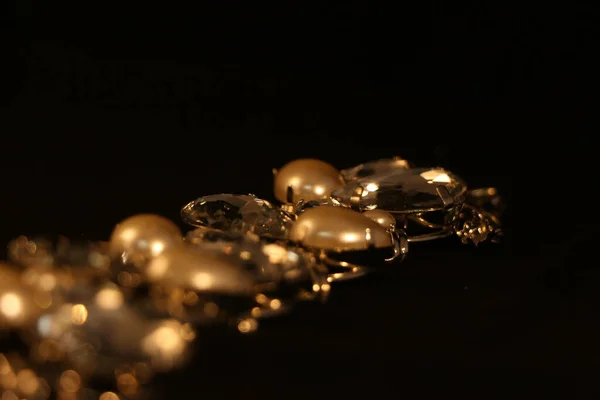 Βραχιόλι Bejeweled Που Τραβά Φως Και Λάμπει Ενώ Περιβάλλεται Από — Φωτογραφία Αρχείου
