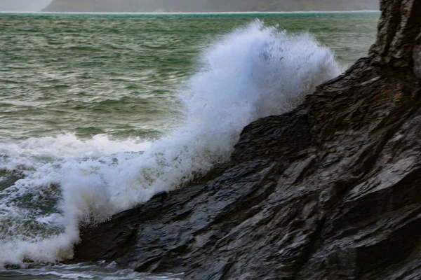 Atlantische Sturmwellen Brechen Auf Und Spülen Über Felsen Und Sand — Stockfoto