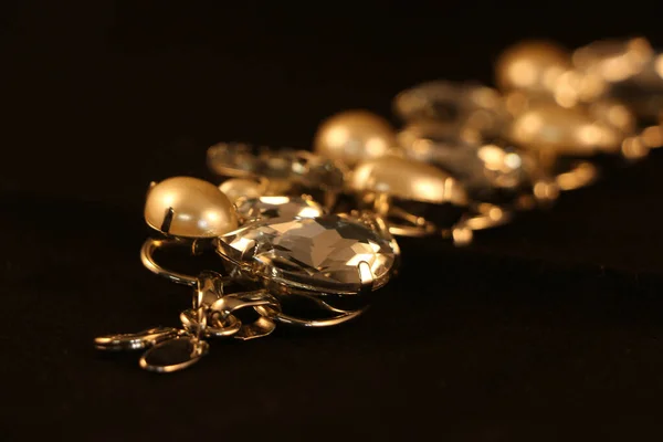 Braccialetto Bejeweled Ritrarre Luce Scintillante Mentre Circondato Dal Buio — Foto Stock