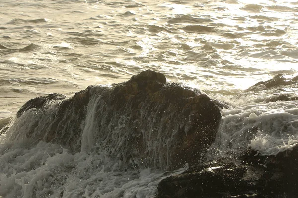 Волны Разбиваются Скалы Поднимаются Пляж Карлион Бей Пределами Сент Остелла — стоковое фото