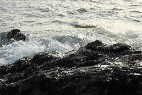 Ondas Colidindo Sobre Rochas Até Praia Carlyon Bay Fora Austell — Fotografia de Stock