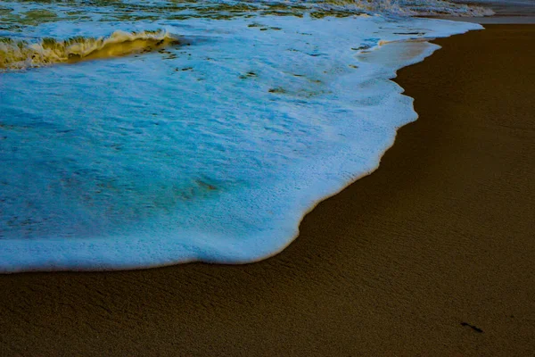 Ondas Tempestade Atlântica Cair Lavar Sobre Rochas Areia Praia Baía — Fotografia de Stock