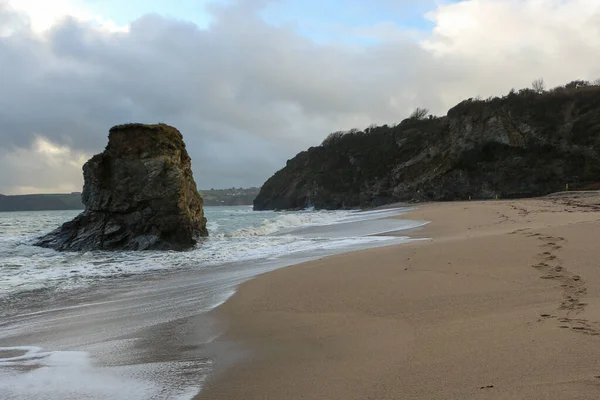 Samotny Filar Skalny Plaży Zatoce Carlyon Uderzony Potężnymi Falami Wywołanymi — Zdjęcie stockowe