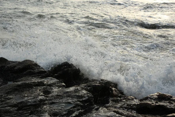 Onde Che Infrangono Sulle Rocce Fino Alla Spiaggia Carlyon Bay — Foto Stock