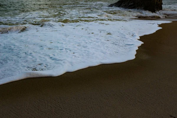 Ondas Tempestade Atlântica Cair Lavar Sobre Rochas Areia Praia Baía — Fotografia de Stock