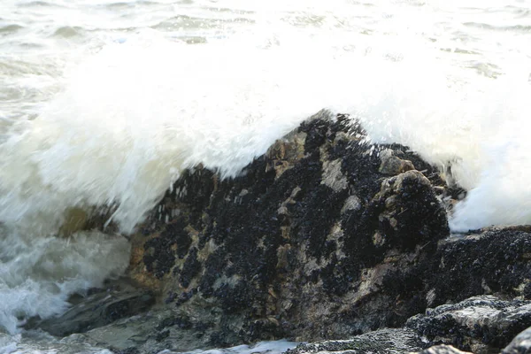 Ondas Colidindo Sobre Rochas Até Praia Carlyon Bay Fora Austell — Fotografia de Stock