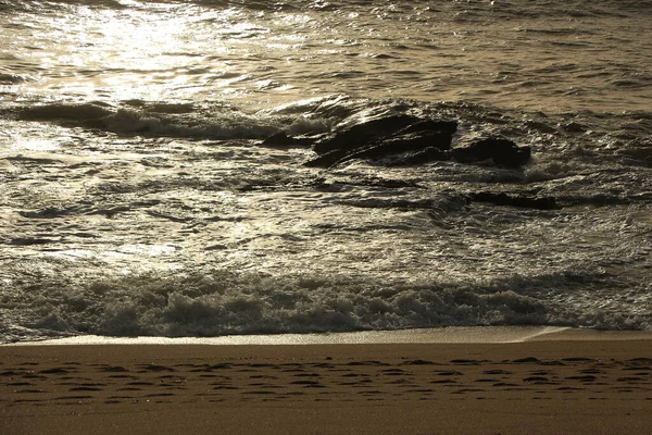 Ondas Colidindo Sobre Rochas Até Praia Carlyon Bay Fora Austell — Fotografia de Stock