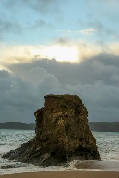 卡里安湾海滩上的孤立无援的岩石柱被大西洋深处某个地方的风暴掀起的巨浪冲垮 冲向英格兰西南部的康沃尔海岸 — 图库照片