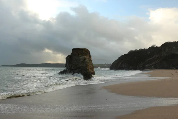 Pilar Solitário Rocha Praia Baía Carlyon Sendo Bombeado Por Ondas — Fotografia de Stock