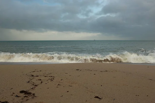 Атлантичні Штормові Хвилі Розбиваються Обмивають Скелі Пісок Пляжі Бухти Карлін — стокове фото