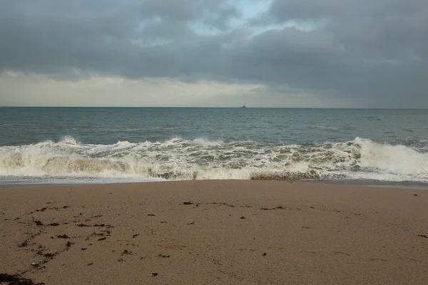 Атлантичні Штормові Хвилі Розбиваються Обмивають Скелі Пісок Пляжі Бухти Карлін — стокове фото