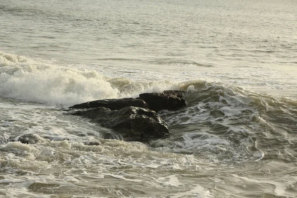 Ondas Colidindo Sobre Rochas Até Praia Carlyon Bay Fora Austell — Fotografia de Stock