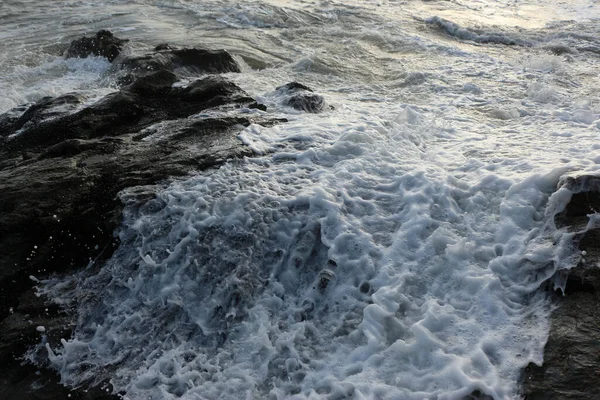 Olas Que Estrellan Sobre Rocas Suben Playa Carlyon Bay Las —  Fotos de Stock