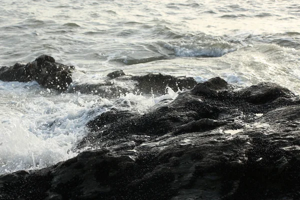 Ondas Colidindo Sobre Rochas Até Praia Carlyon Bay Fora Austell — Fotografia de Stock