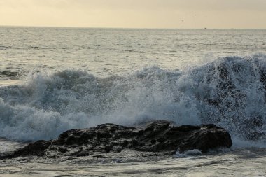 Dalgalar kayaların üzerinden geçip St. Austell, Cornwall, İngiltere 'nin dışındaki Carlyon Körfezi sahiline çarpıyor. Atlantik Okyanusu' ndaki fırtınanın ardından.