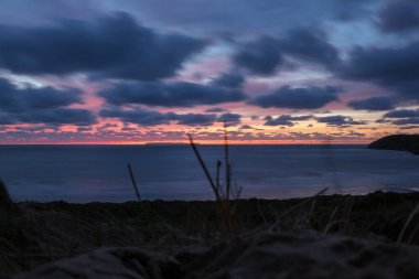 Croyde Körfezi 'nin kumullarından denize ve Severn nehrindeki Lundy Adası' na panoramik manzara