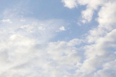 Pofuduk beyaz bulutlar parlak mavi gökyüzünde