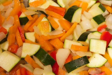 Kızartma tavasında sebzeler cızırdıyor