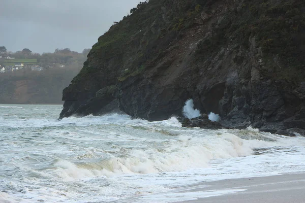 Ondas Tempestade Atlântica Cair Lavar Sobre Rochas Areia Praia Baía — Fotografia de Stock