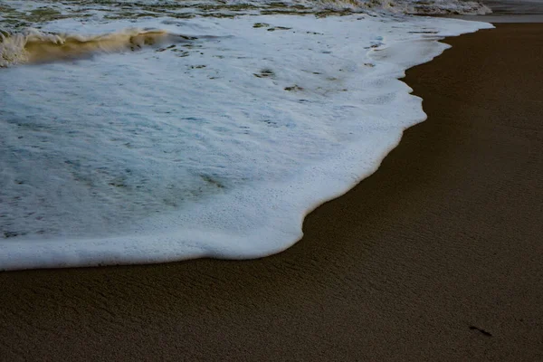 Olas Tormenta Atlánticas Rompiendo Lavándose Sobre Rocas Arena Playa Bahía —  Fotos de Stock