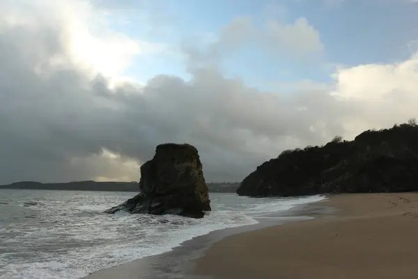 Einsame Felssäule Strand Der Carlyon Bay Die Von Mächtigen Wellen — Stockfoto