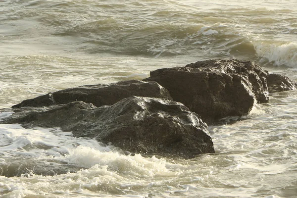 Dalgalar Kayaların Üzerinden Geçip Austell Cornwall Ngiltere Nin Dışındaki Carlyon — Stok fotoğraf