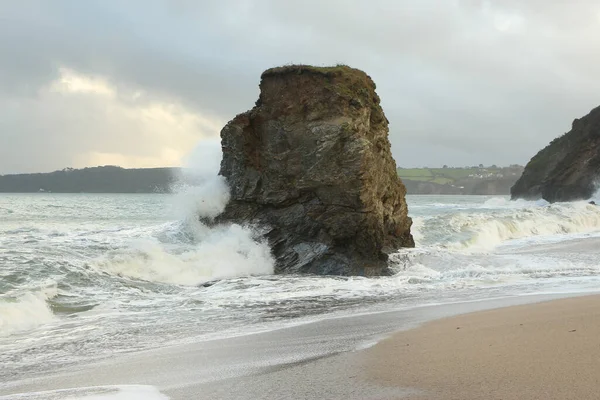 Pilier Solitaire Roche Sur Plage Baie Carlyon Étant Submergé Par — Photo