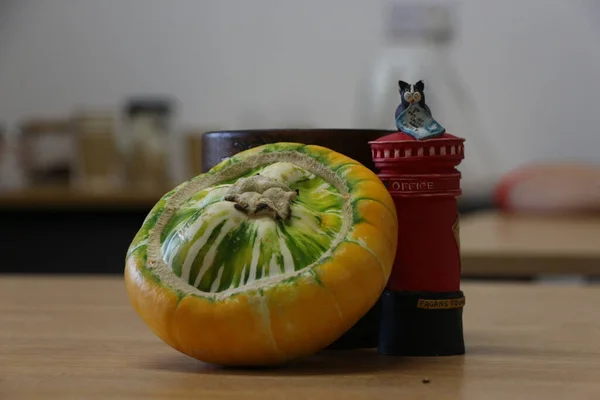 Une Citrouille Jaune Colorée Assise Sur Table Avec Bougeoir — Photo