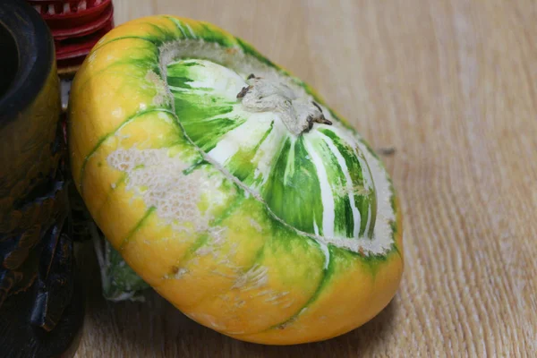 Une Citrouille Jaune Colorée Assise Sur Table Avec Bougeoir — Photo