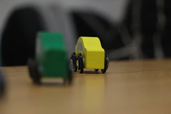 Carros Brinquedo Madeira Coloridos Sentados Tampo Mesa — Fotografia de Stock