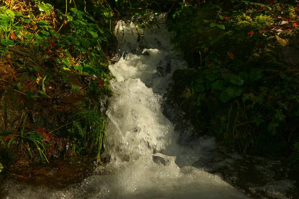 Les Eaux Crue Sortent Colline Sous Forme Chutes Eau Suite — Photo