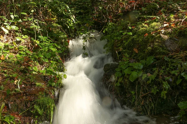 Les Eaux Crue Sortent Colline Sous Forme Chutes Eau Suite — Photo