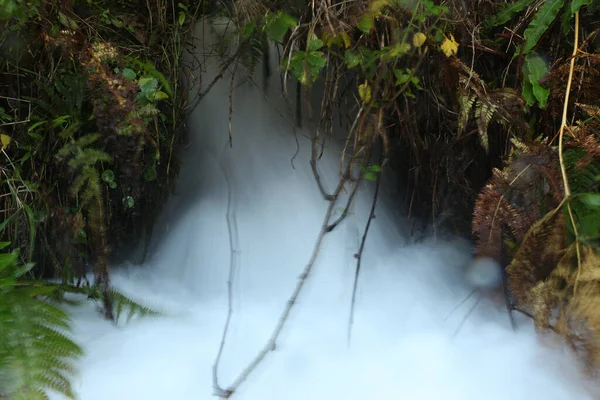 Floodwater Loopt Uit Heuvel Als Watervallen Zware Regenval Rond Heddon — Stockfoto